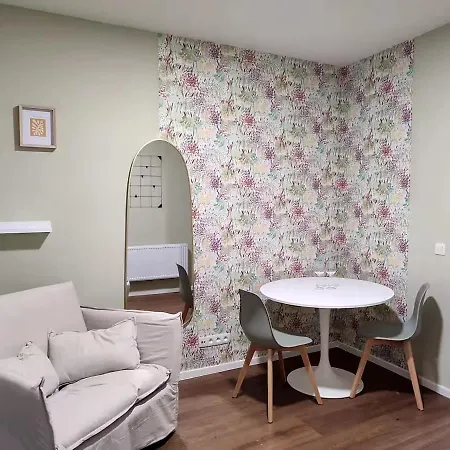 Apartment Center Location 1br Near Station!